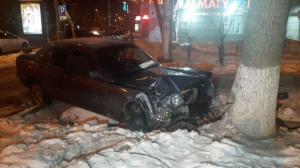 Mercedes после ДТП сбил пешехода в Алматы