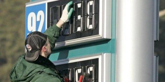 В Украине продолжает дешеветь автомобильное топливо