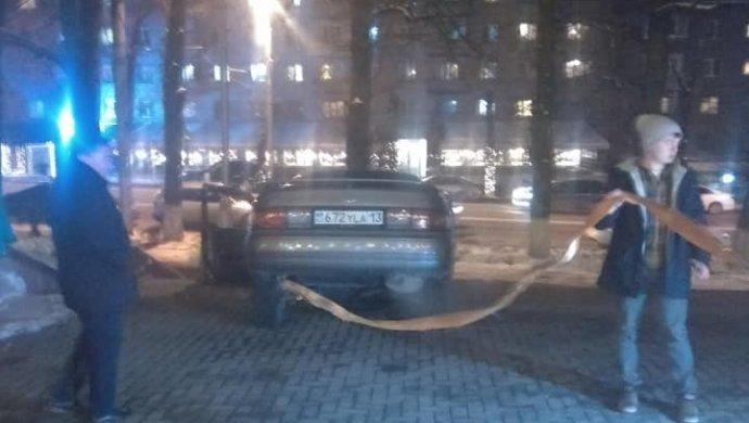 Автомобиль застрял на ступеньках у театра в Алматы