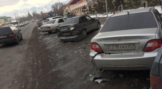 5 машин, включая патрульное авто, повредил пьяный угонщик в Алматы