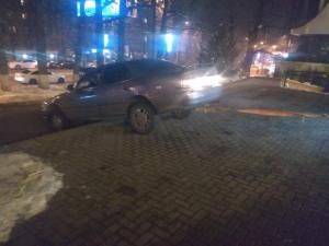 Автомобиль застрял на ступеньках у театра в Алматы