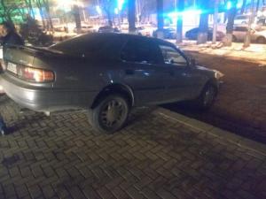 Автомобиль застрял на ступеньках у театра в Алматы
