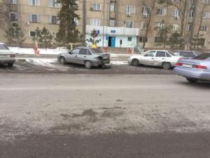 5 машин, включая патрульное авто, повредил пьяный угонщик в Алматы