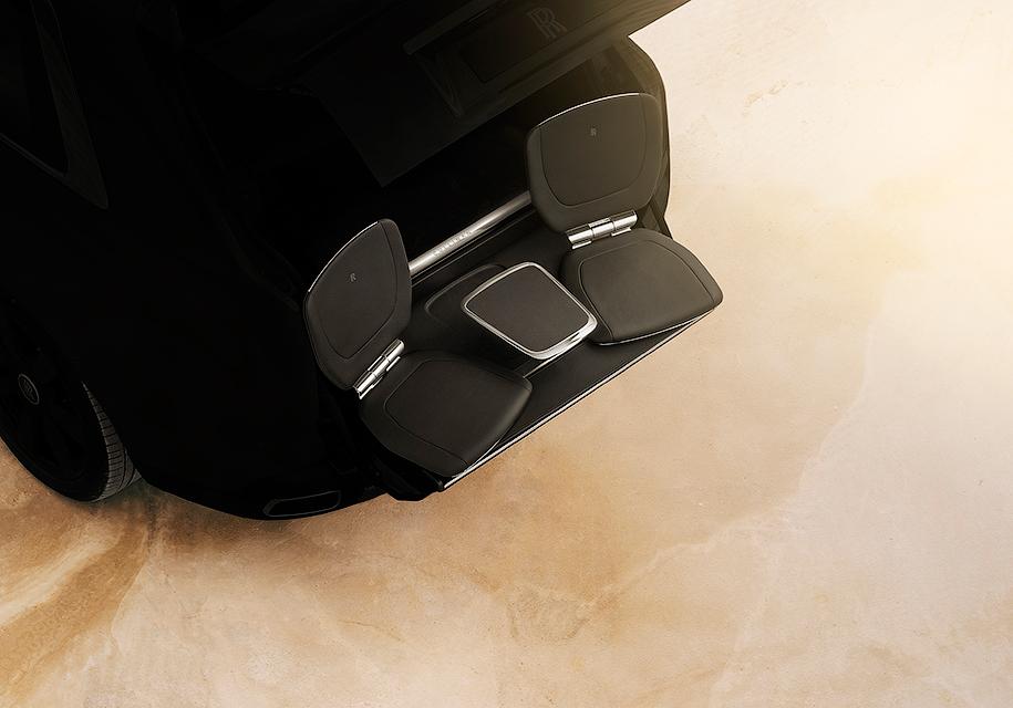 Внедорожник Rolls-Royce получит задние сиденья, выдвигающиеся из автомобиля