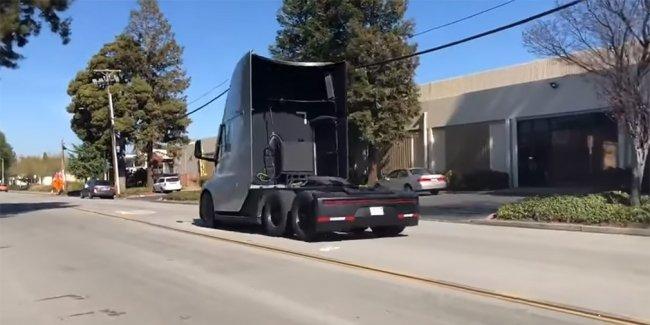 Электрическая фура Tesla дымит покрышками при ускорении