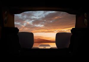 Внедорожник Rolls-Royce получит задние сиденья, выдвигающиеся из автомобиля