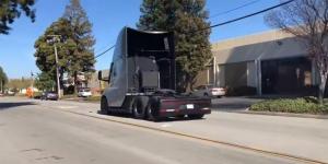 Электрическая фура Tesla дымит покрышками при ускорении