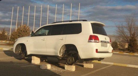 Land Cruiser пробил 4 колеса при выезде с парковки аэропорта Актау
