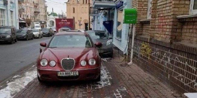 В Украине запечатлели самую глупую установку зарядки для электромобилей