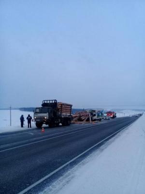 В Иркутской области три человека погибли в ДТП с участием лесовоза