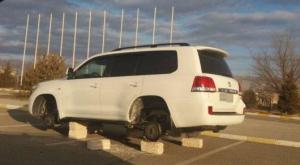 Land Cruiser пробил 4 колеса при выезде с парковки аэропорта Актау