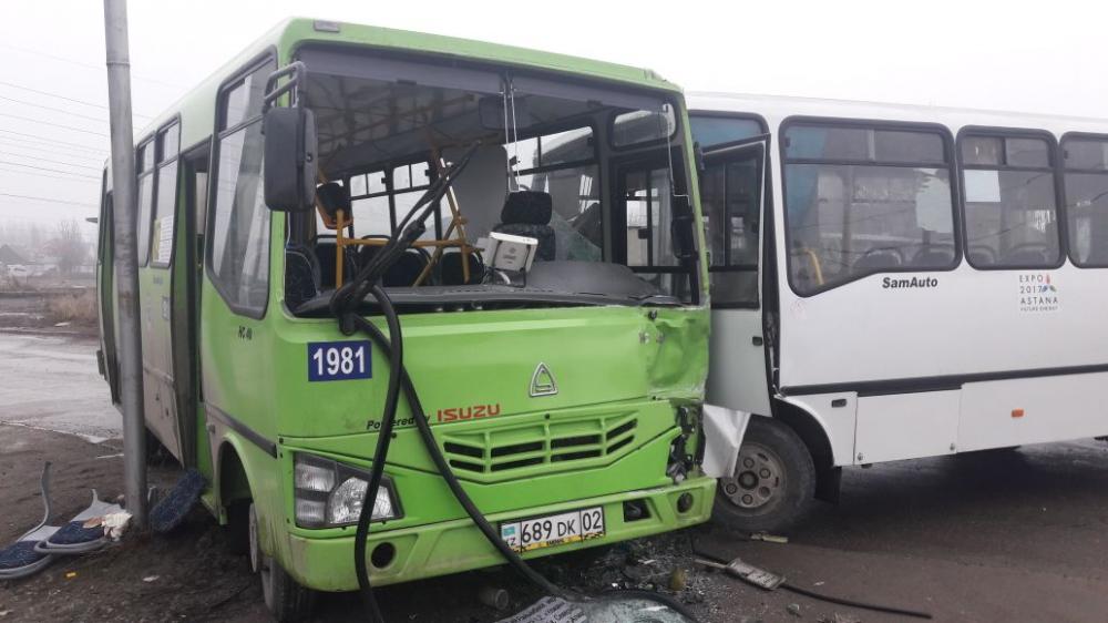 В Алматы из-за гололеда столкнулись два автобуса