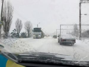 Одессу постепенно засыпает снегом: ситуация на дорогах