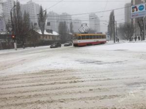 Одессу постепенно засыпает снегом: ситуация на дорогах