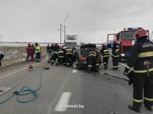 На М1 под Брестом BMW попал под МАЗ: водитель легковушки погибла