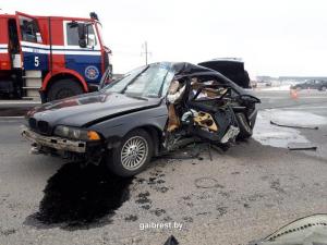 На М1 под Брестом BMW попал под МАЗ: водитель легковушки погибла