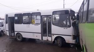 В Алматы из-за гололеда столкнулись два автобуса