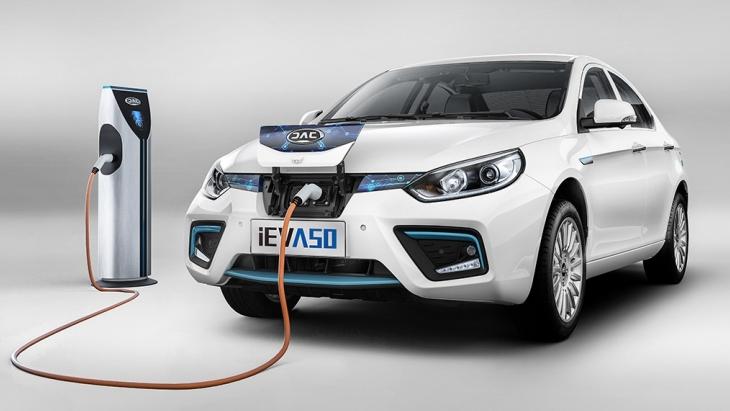 Компания JAC рассекретила электрический седан iEV A50
