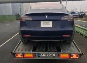 Первый в Европе электрокар Tesla Model 3 засветился в Украине