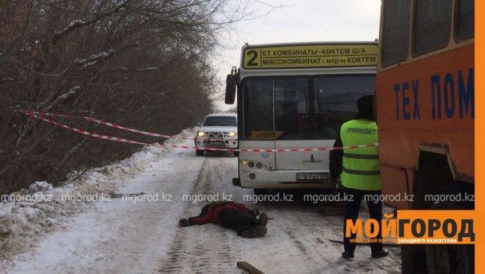В Уральске мужчину насмерть придавило пассажирским автобусом