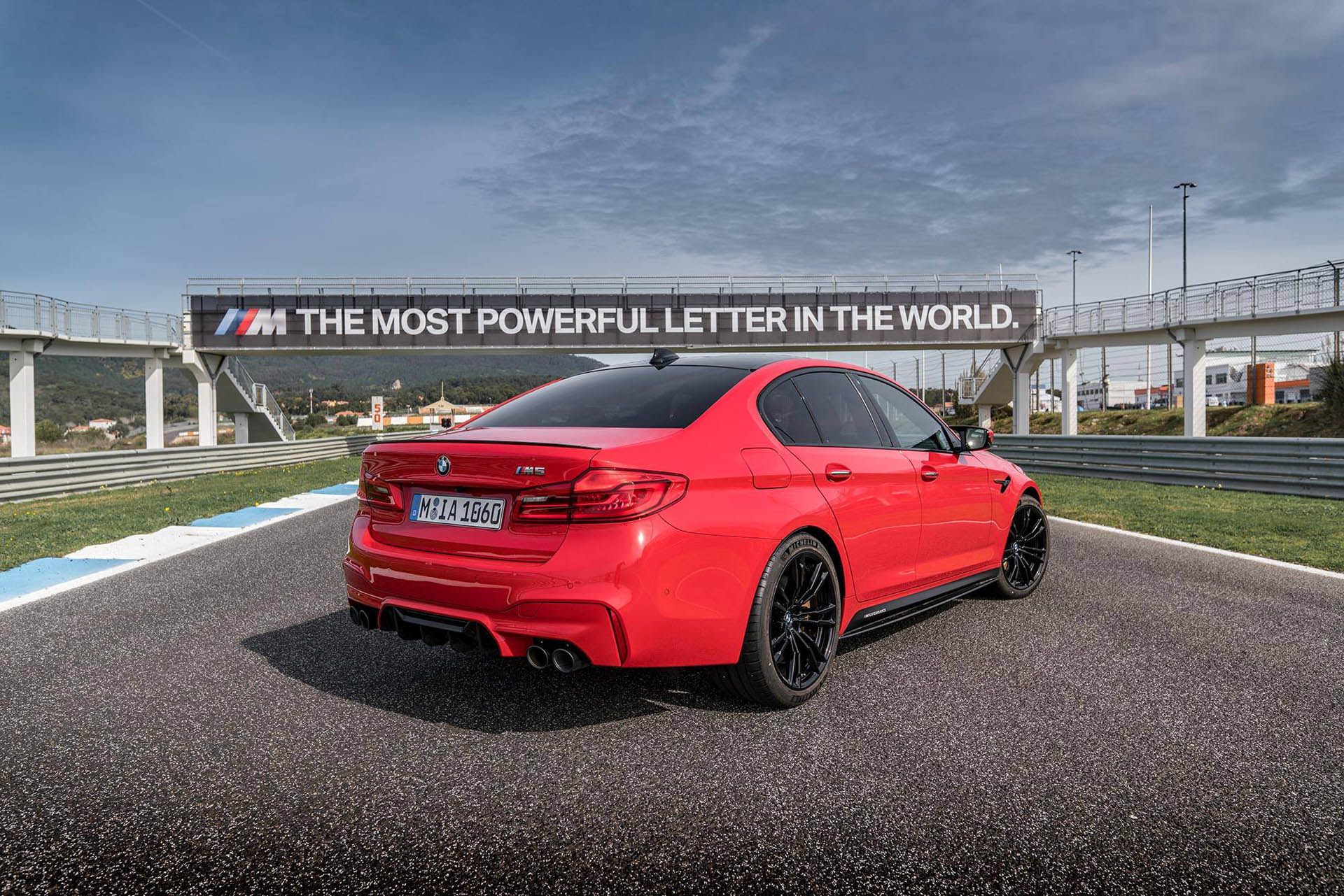 Новая BMW M5 получила стильные и очень сочные цвета