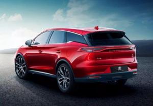 Новый кроссовер BYD получил огромный поворотный дисплей