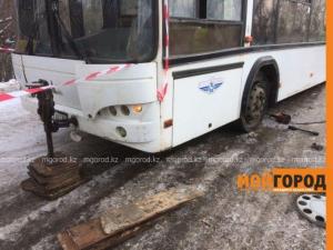 В Уральске мужчину насмерть придавило пассажирским автобусом