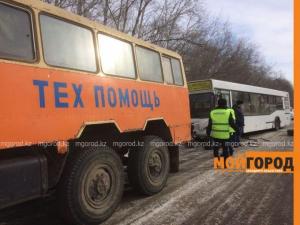 В Уральске мужчину насмерть придавило пассажирским автобусом