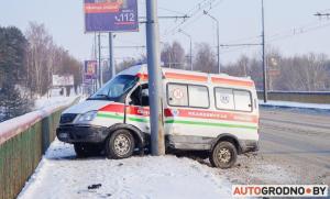 В Гродно у скорой лопнуло колесо. Водитель увел машину от лобового удара с троллейбусом в столб