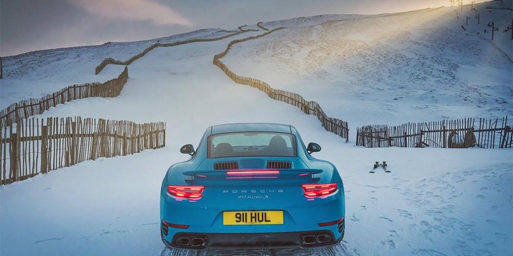 Видео: Porsche 911 штурмует горнолыжный спуск в Шотландии