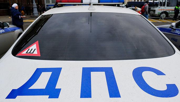 В Башкирии женщина изрубила машину топором, когда ее остановили сотрудники ГИБДД
