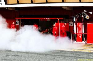 Почему машины с моторами Ferrari сильно дымят?