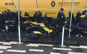 Команда Renault проводит демо-заезды в Ницце