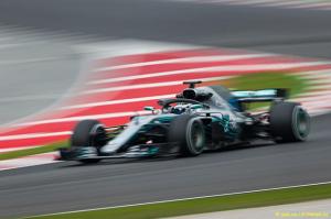 Mercedes W09 проходит быстрые повороты на полном газу