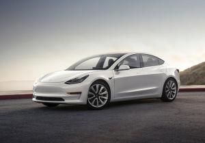 Блогер доехал на разряженной Tesla Model 3 до зарядной станции

