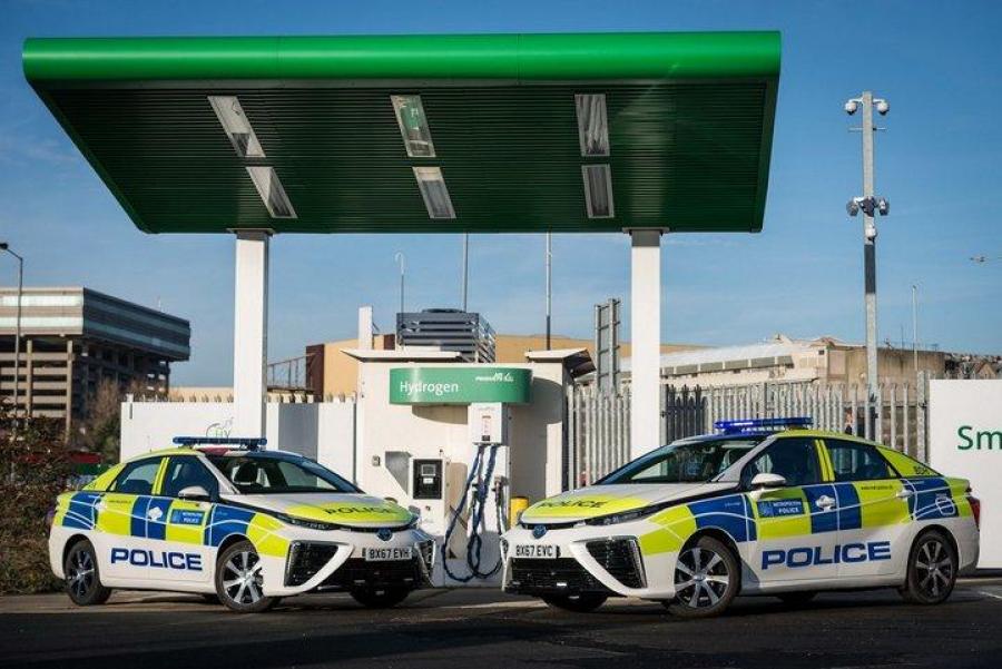 На чистом водороде: лондонская полиция обзавелась седанами Toyota Mirai
