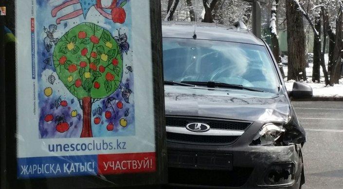 Автомобиль врезался в остановку в Алматы 
