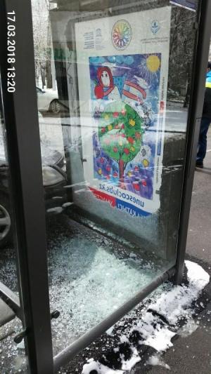 Автомобиль врезался в остановку в Алматы 