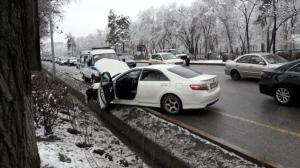 Водитель Toyota потерял управление и совершил ДТП в Алматы 