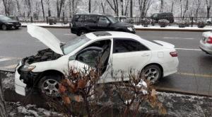 Водитель Toyota потерял управление и совершил ДТП в Алматы 