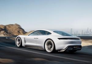 Прототип электрического спорткара Porsche вставили в дополненную реальность