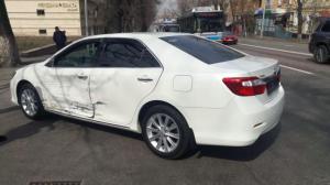 Мотоцикл ударил Toyota и влетел в дерево в Алматы 