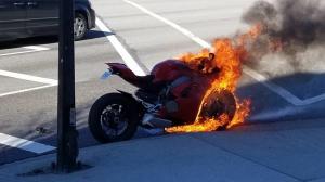 Супербайк Ducati Panigale V4 загорелся в Ванкувере