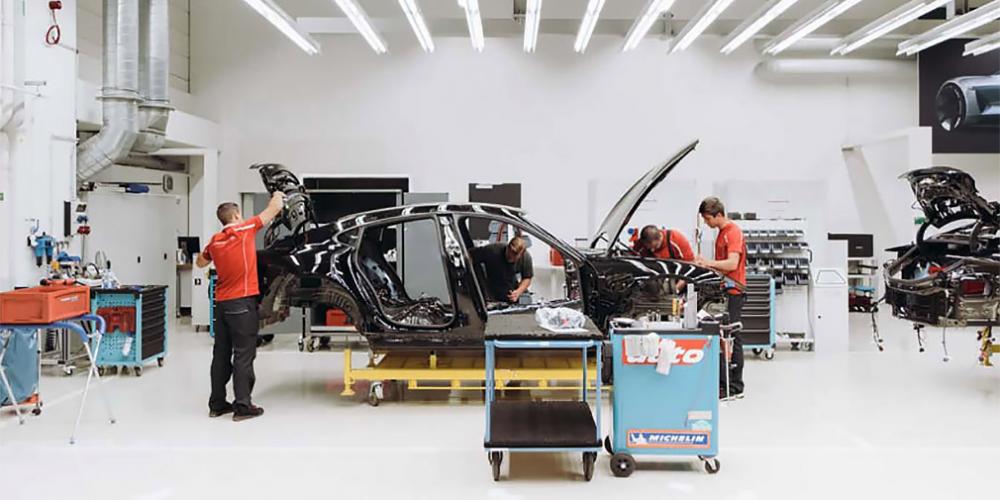Сборку первого серийного электрокара Porsche показали на фотографиях