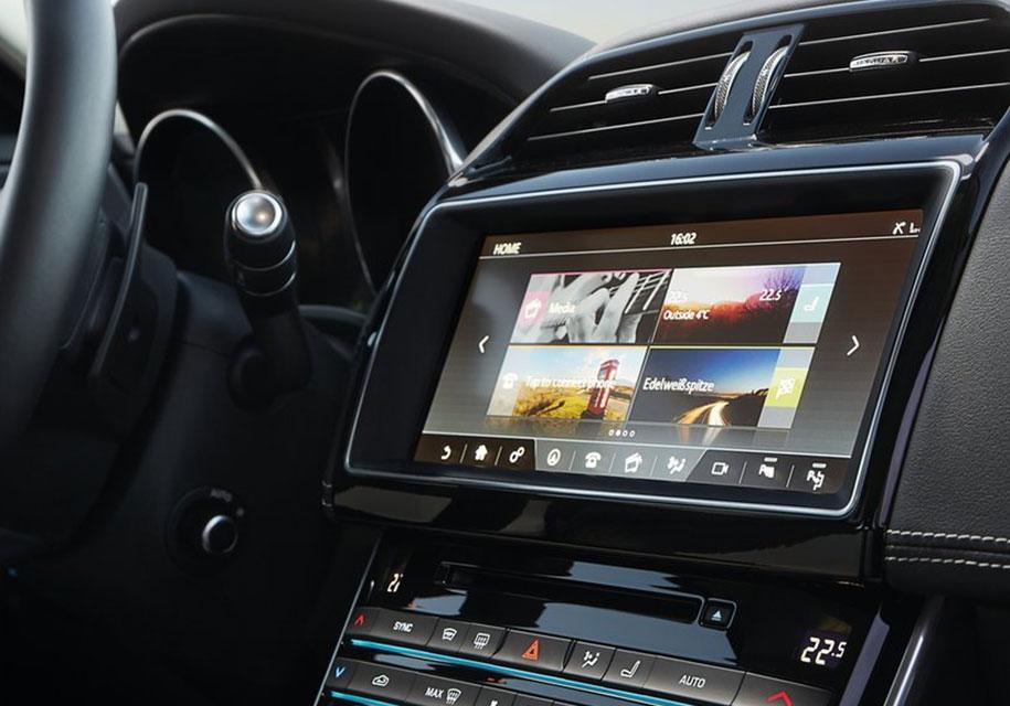 BlackBerry разработает новую мультимедийку для Jaguar Land Rover
