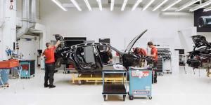Сборку первого серийного электрокара Porsche показали на фотографиях