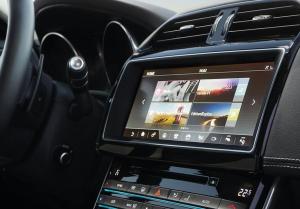 BlackBerry разработает новую мультимедийку для Jaguar Land Rover
