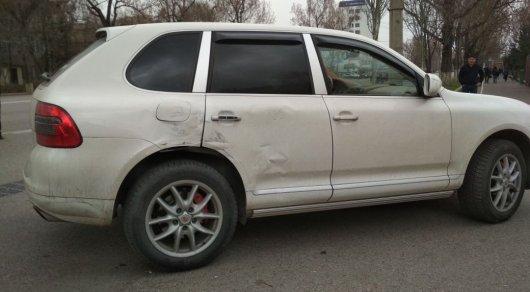 Автобус и Porsche Cayenne столкнулись в Алматы: Пострадали 4 человека