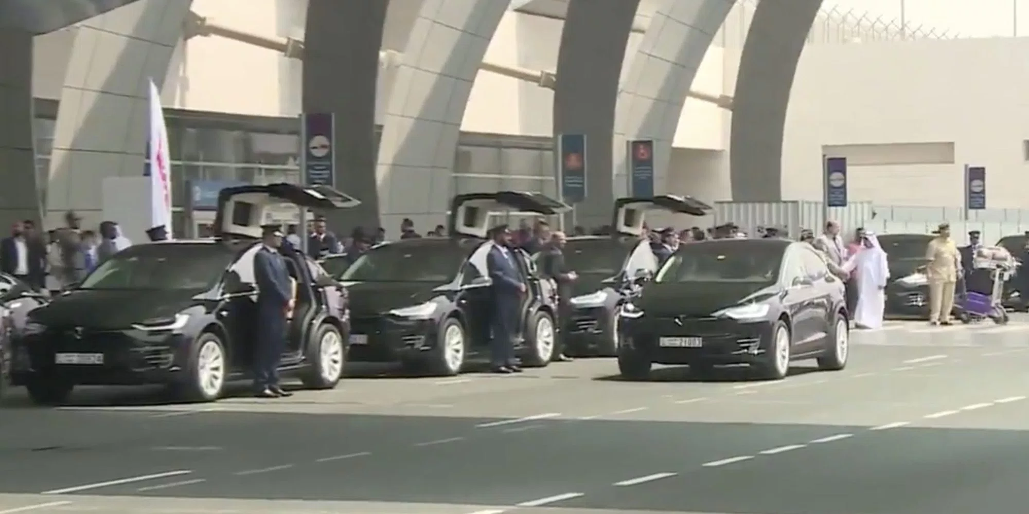 Tesla Model X в роли такси Дубая
