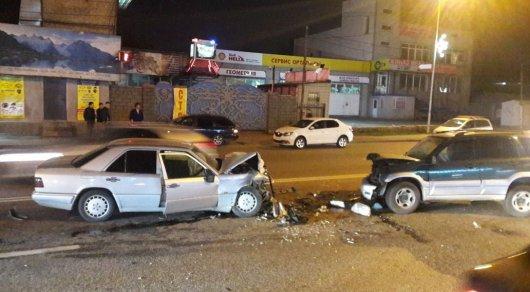 Три человека пострадали в лобовом ДТП в Алматы 

